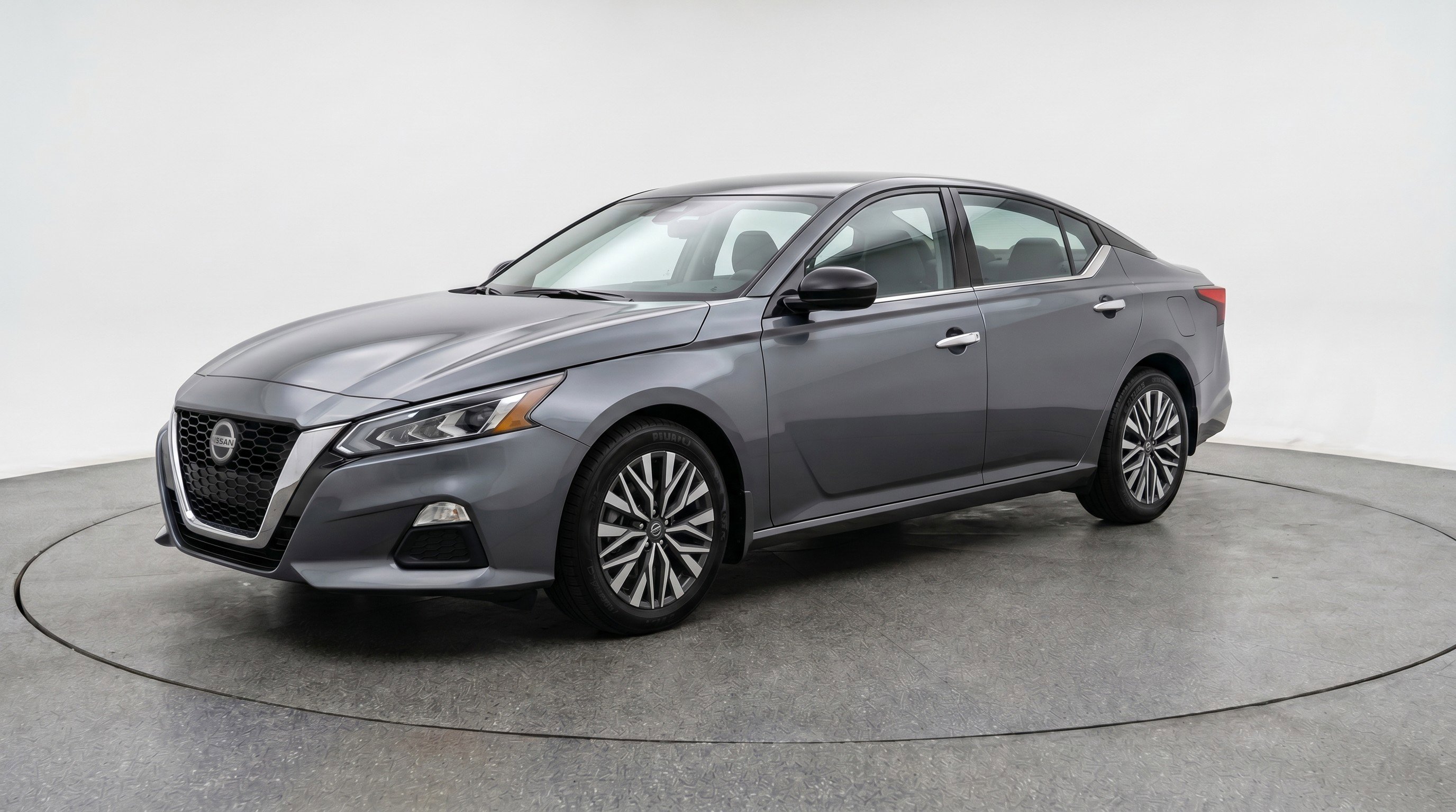 Used 2025 Nissan Altima 2.5 SV FWD image 3