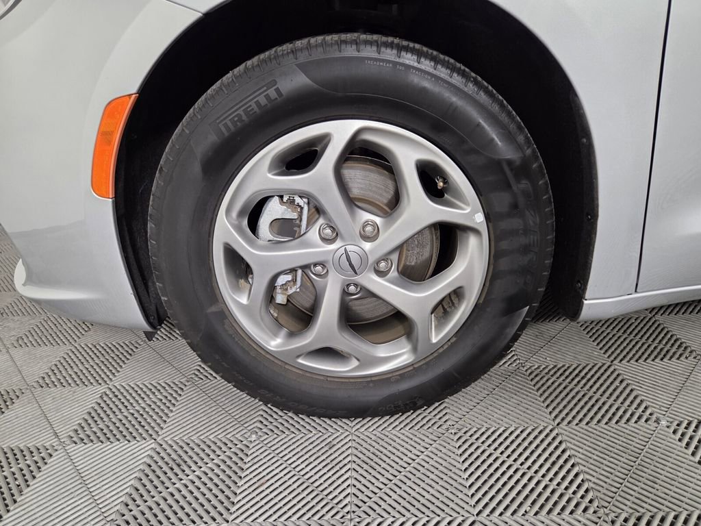 Certified 2024 Chrysler Pacifica Limited image 10