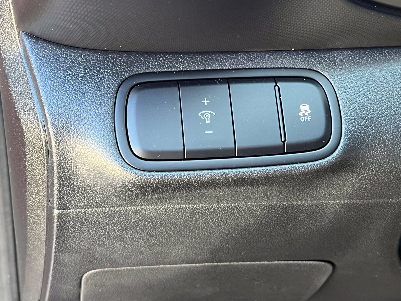 Used 2024 Hyundai Venue Limited FWD image 24