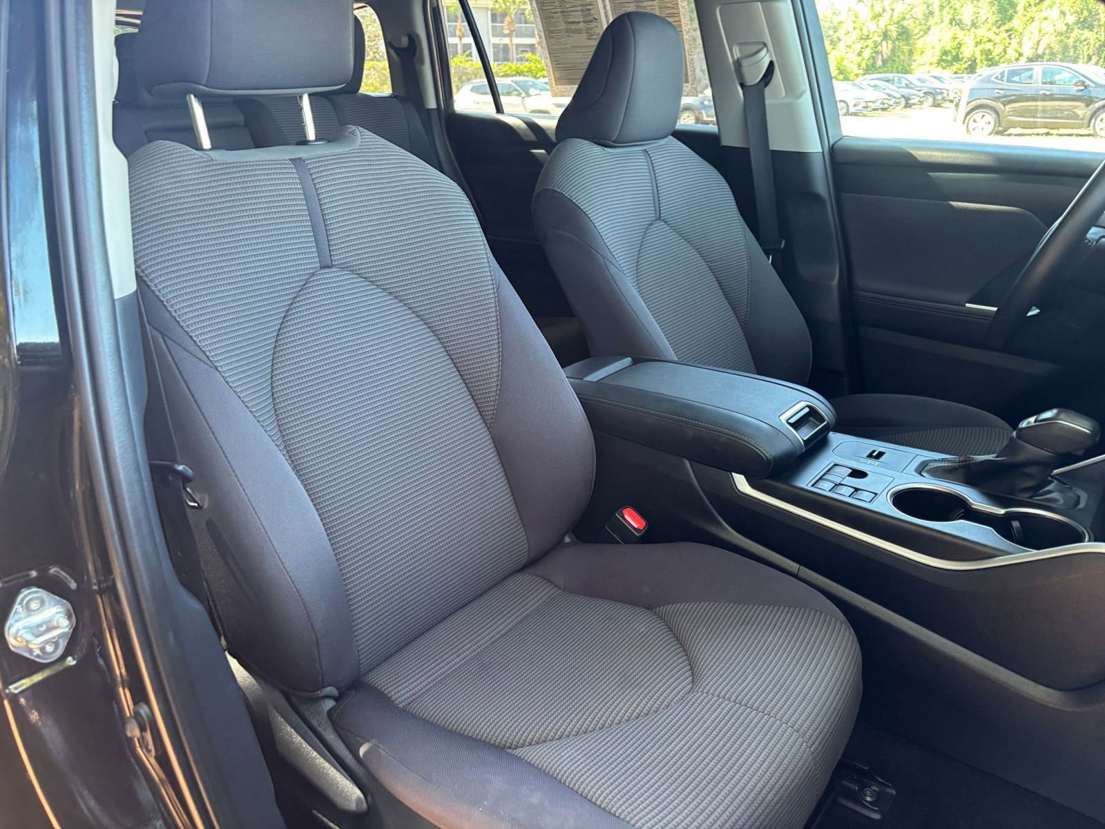 Used 2025 Toyota Highlander LE FWD image 38