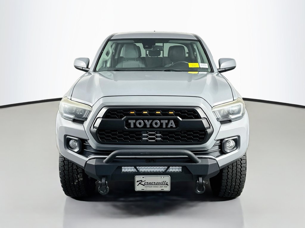 Used 2021 Toyota Tacoma SR5 AWD/4WD image 2