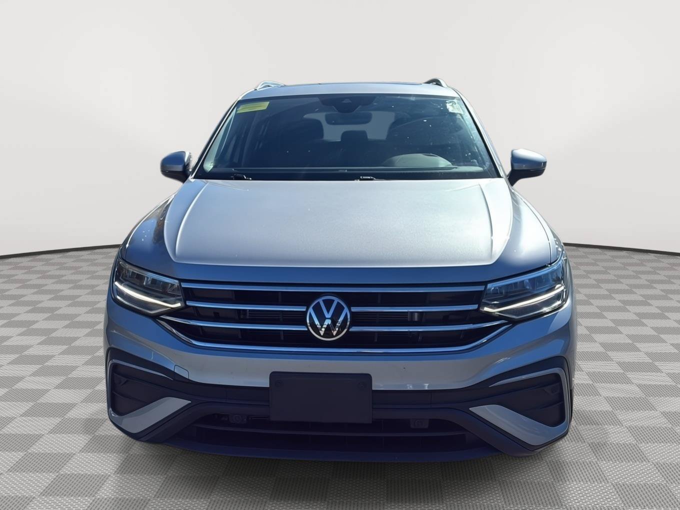Used 2023 Volkswagen Tiguan SE w/ Panoramic Sunroof Package AWD/4WD image 2