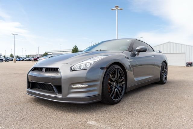 Used 2016 Nissan GT-R Premium image 3