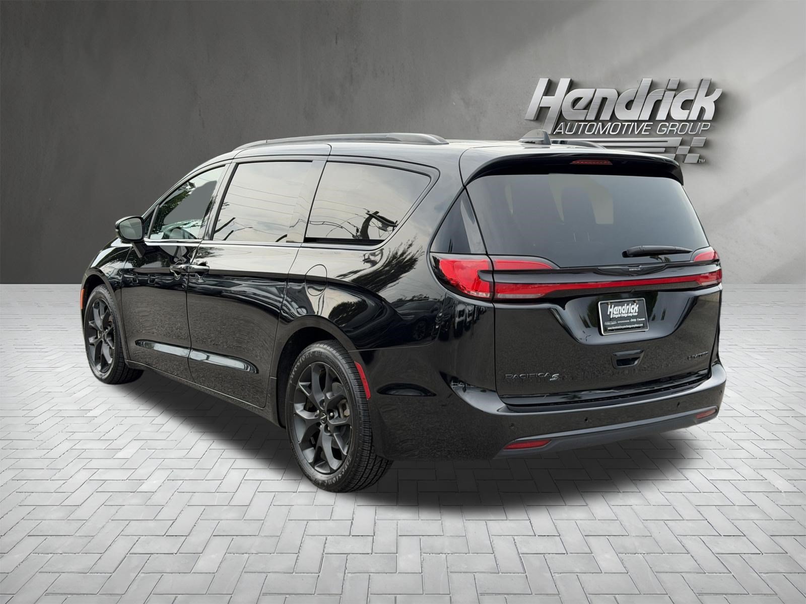 Used 2025 Chrysler Pacifica Limited FWD image 8