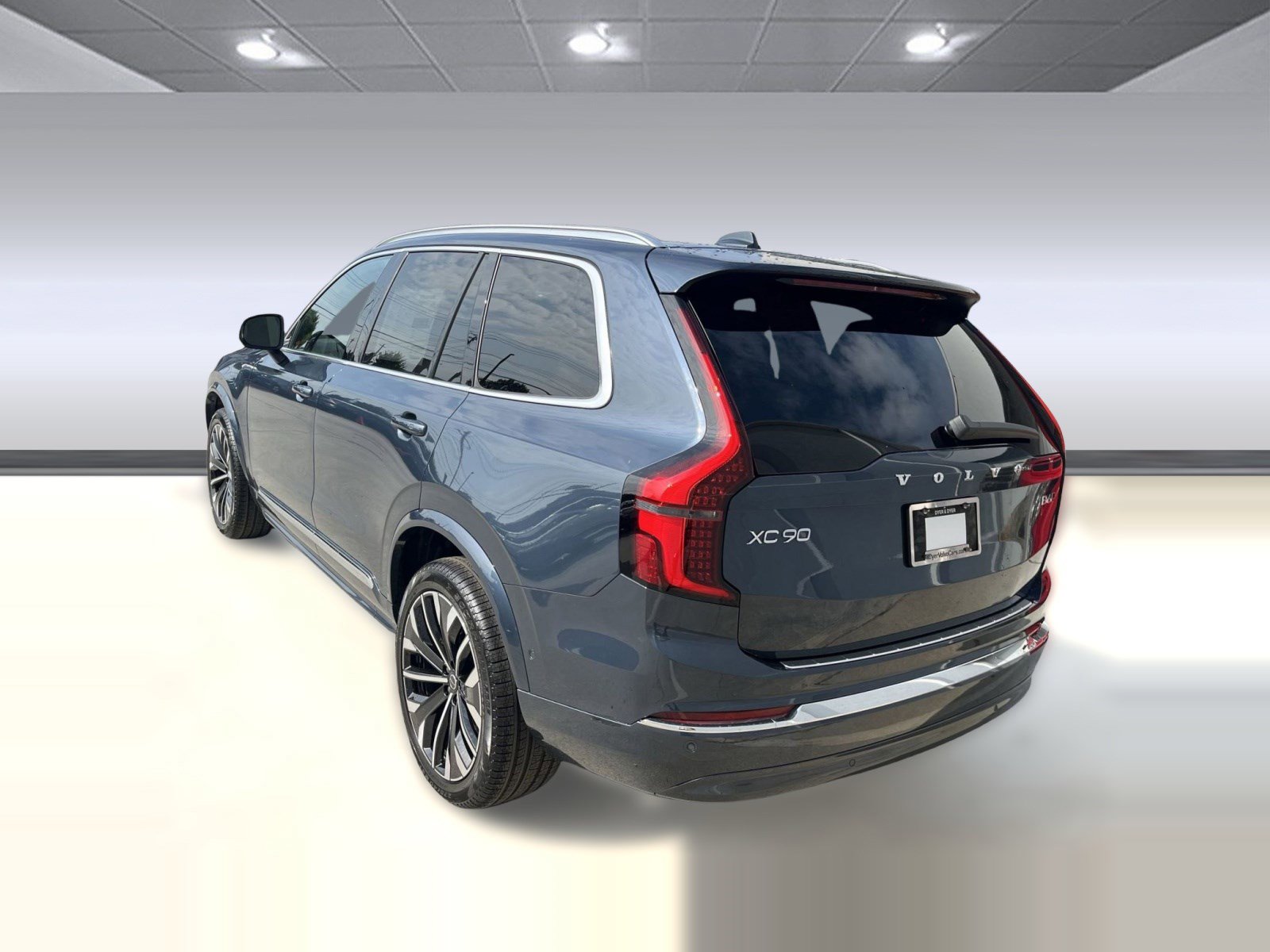 Used 2026 Volvo XC90 B6 Plus w/ Protection Package Premier AWD/4WD image 3