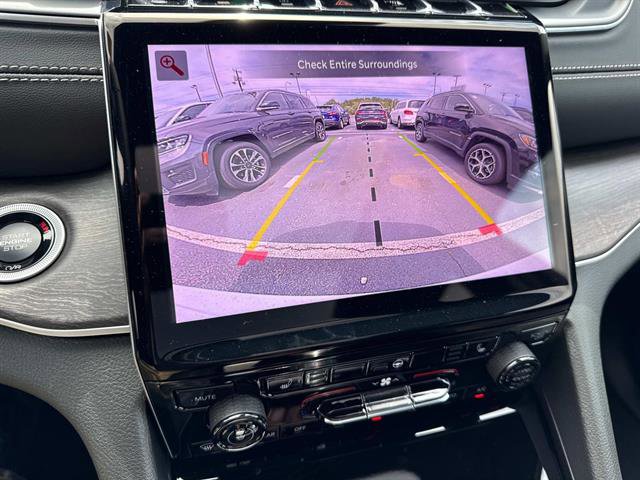 New 2025 Jeep Grand Cherokee Limited w/ Black Appearance Package image 9