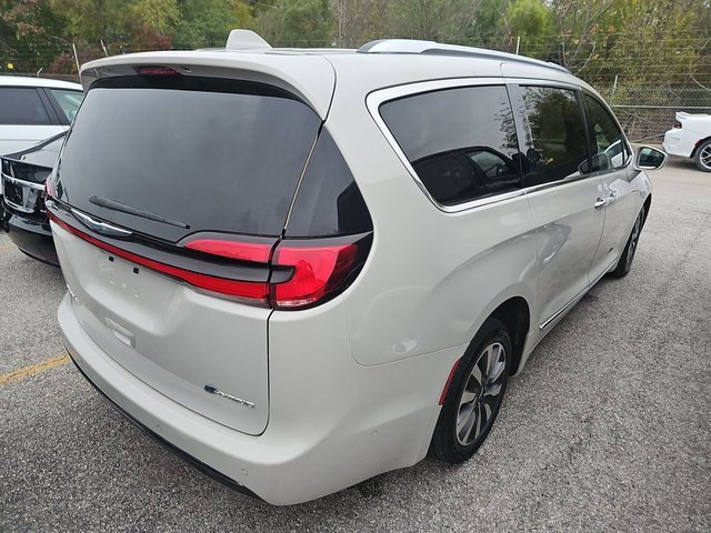 Used 2021 Chrysler Pacifica Limited w/ Uconnect Theater Family Group image 2