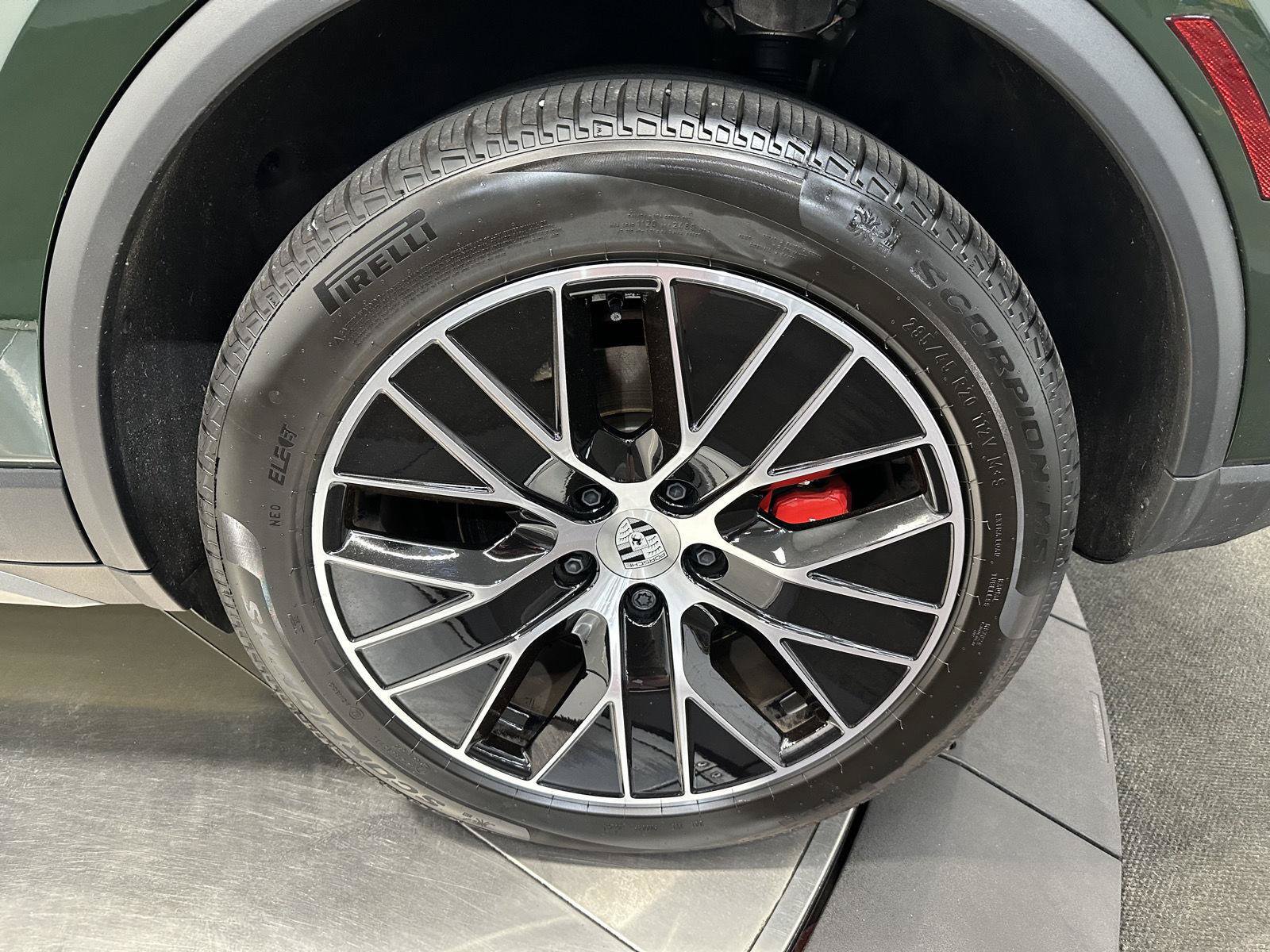Certified 2025 Porsche Macan 4S Electric AWD/4WD image 12
