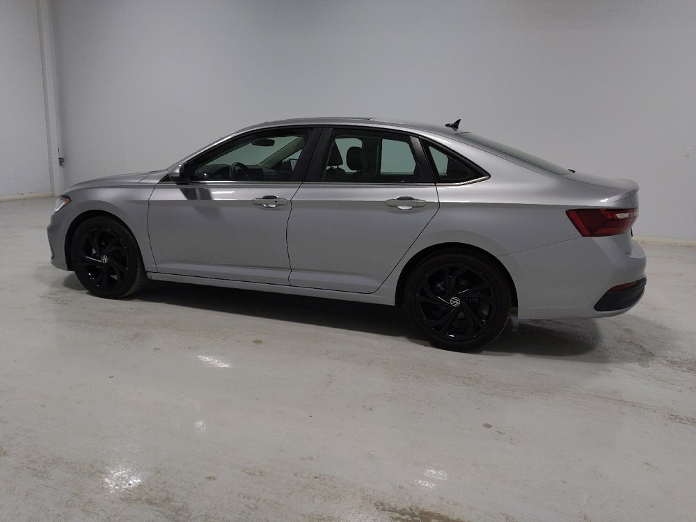 Used 2025 Volkswagen Jetta SE w/ Sunroof Package image 3