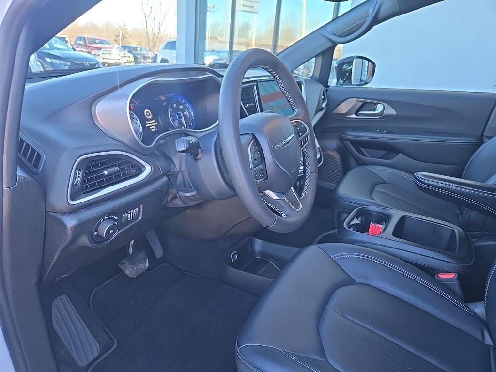 Used 2025 Chrysler Pacifica Select image 32