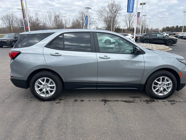 Used 2024 Chevrolet Equinox LS w/ LS Convenience Package image 4