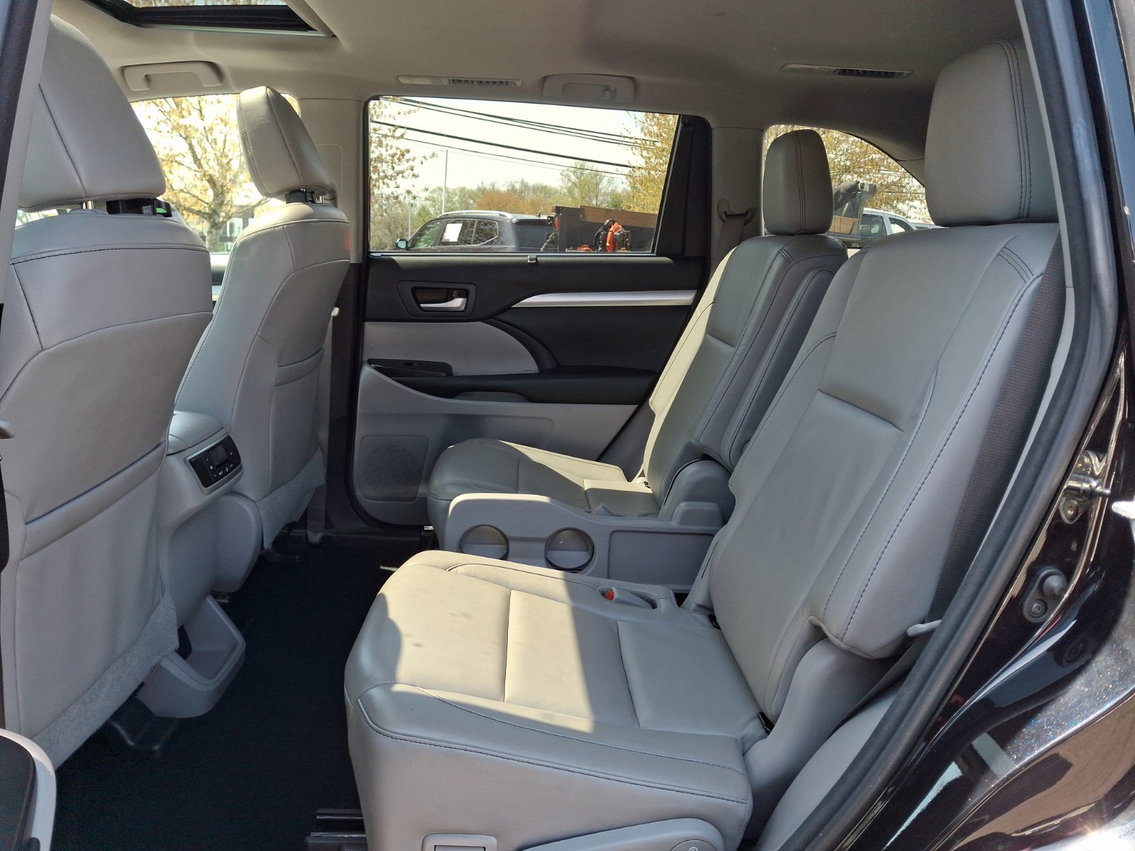 Used 2018 Toyota Highlander XLE image 11