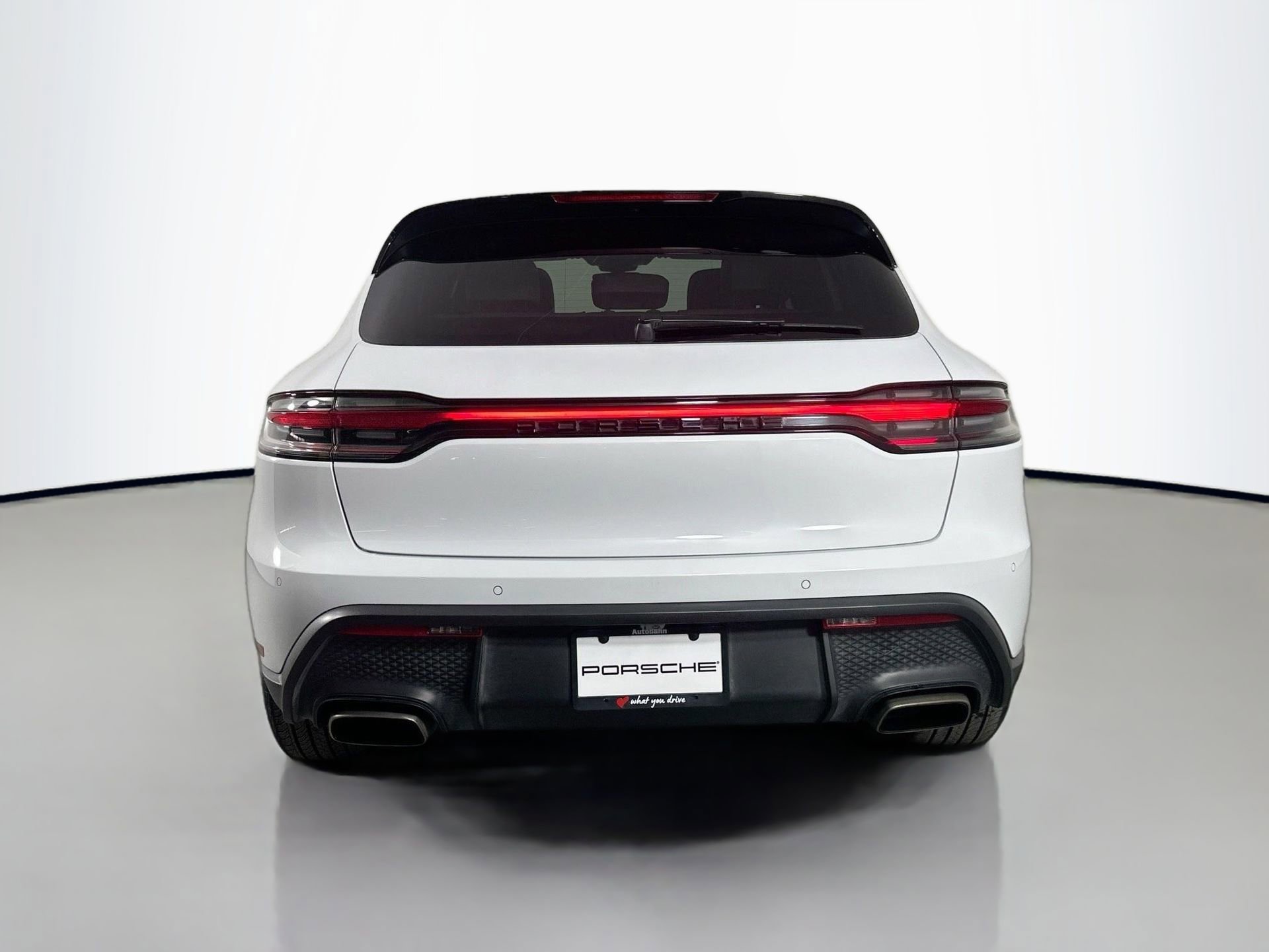 Certified 2022 Porsche Macan image 6