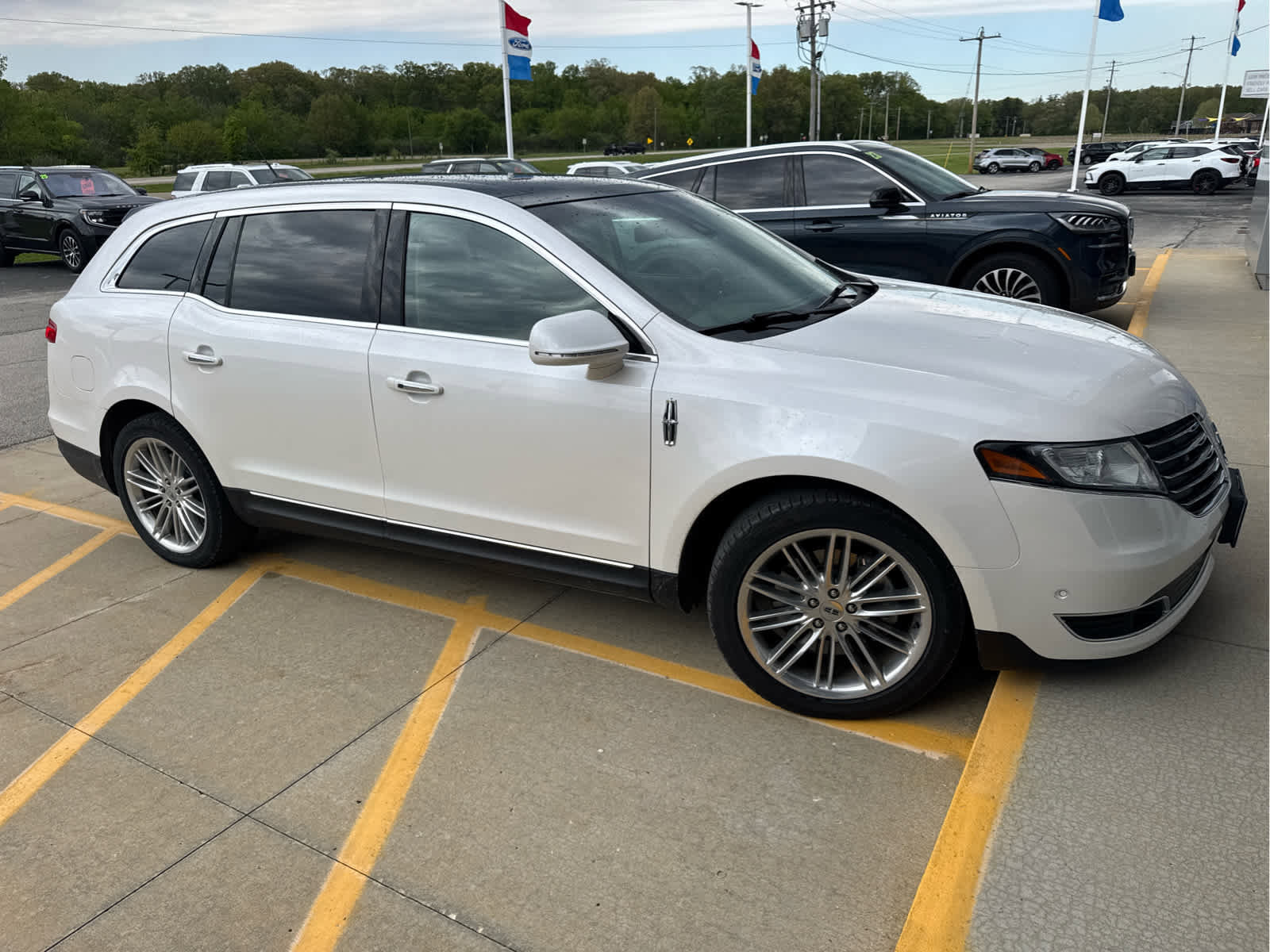 Used 2017 Lincoln MKT AWD w/ Technology Package image 4