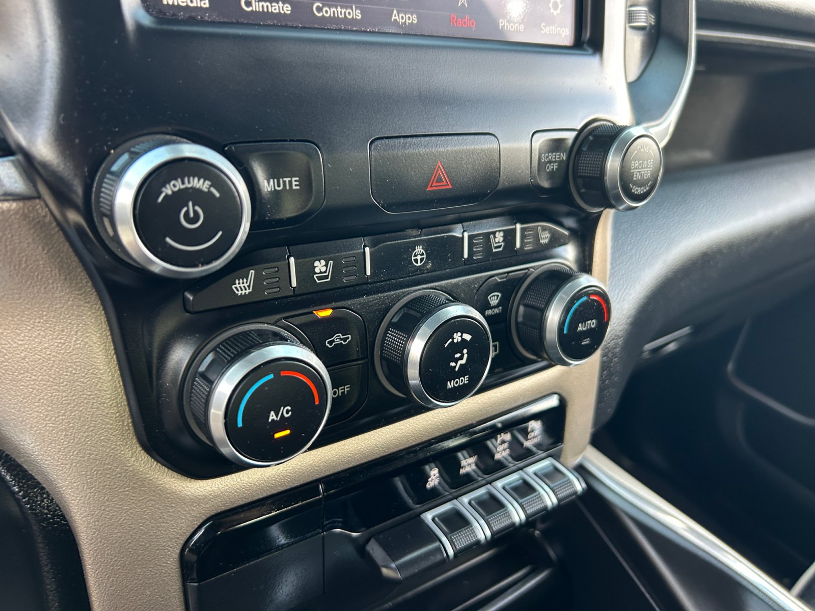Used 2019 RAM 1500 Laramie w/ Sport Appearance Package AWD/4WD image 12