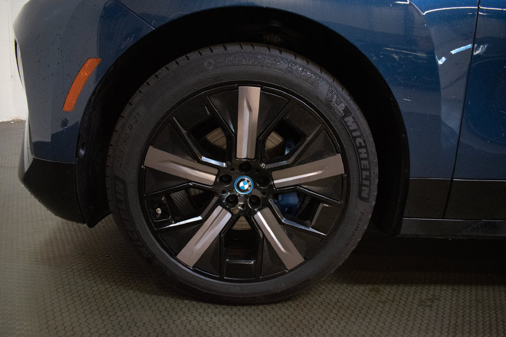 Used 2024 BMW iX xDrive50 w/ Premium Package AWD/4WD image 9
