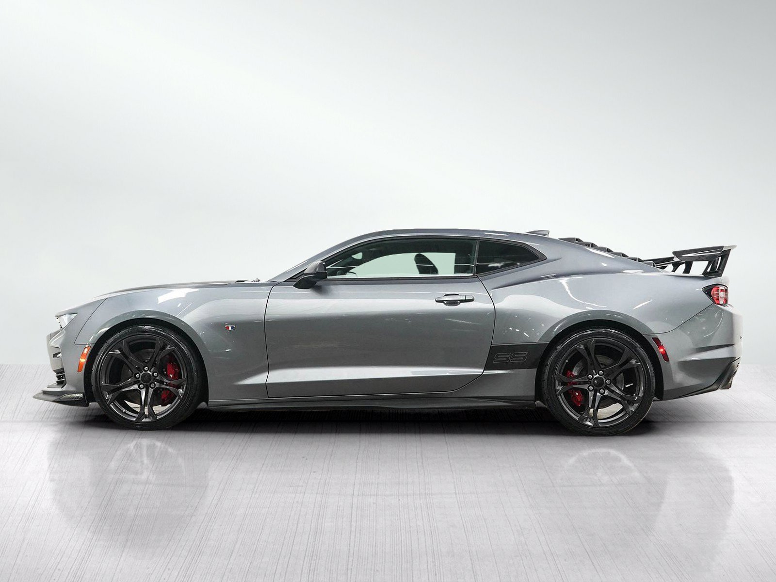 Used 2019 Chevrolet Camaro SS RWD image 2