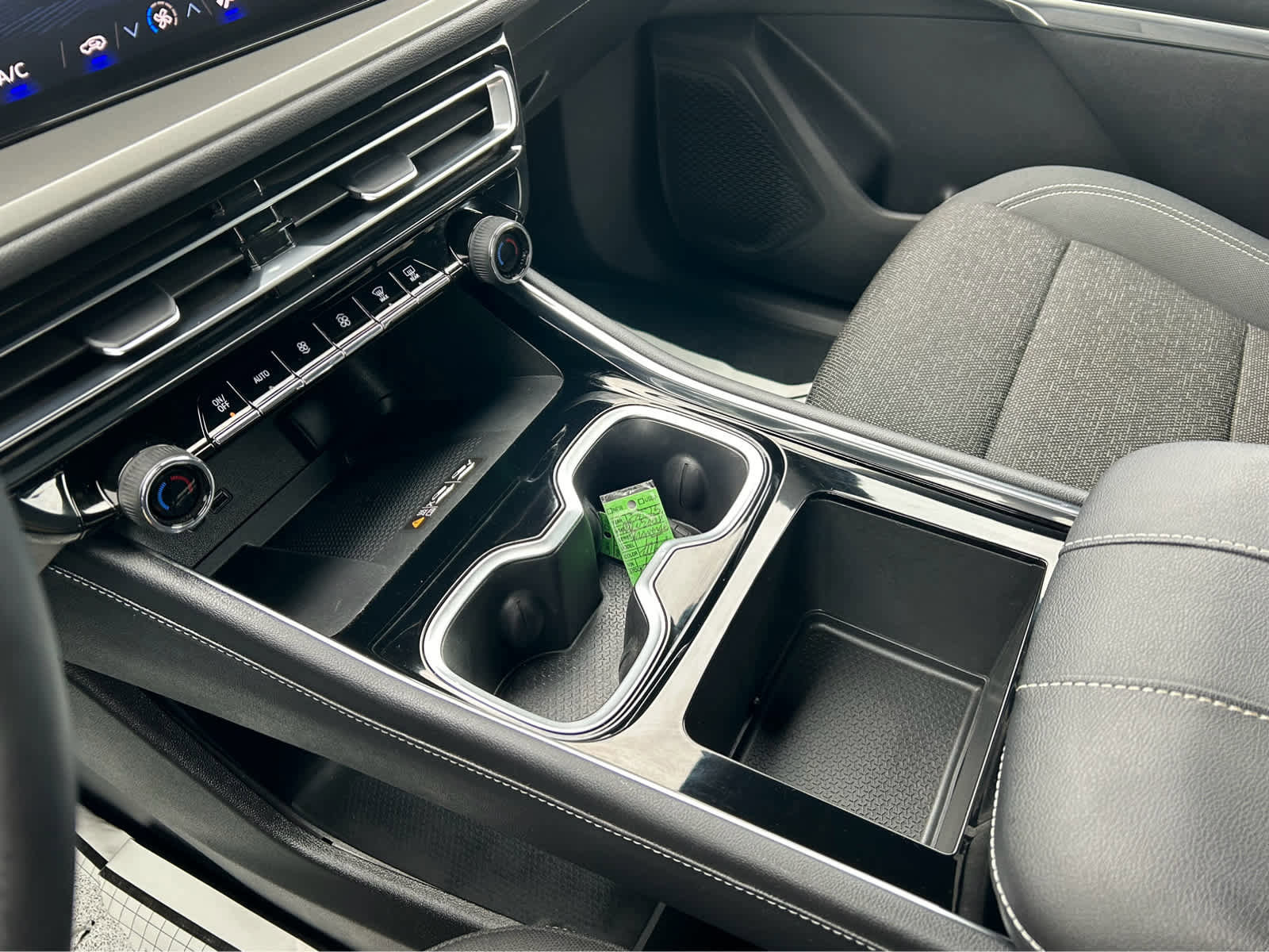 Used 2025 Chevrolet Traverse LT image 44