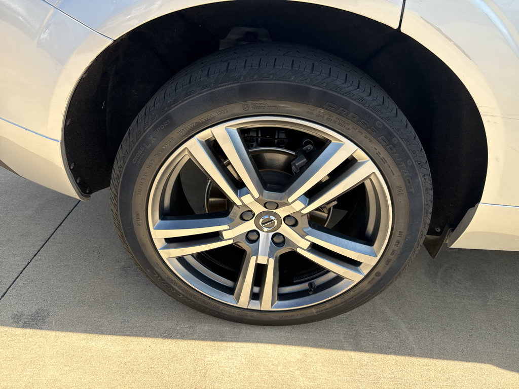 Used 2021 Volvo XC60 T5 Momentum w/ Premium Package FWD image 11