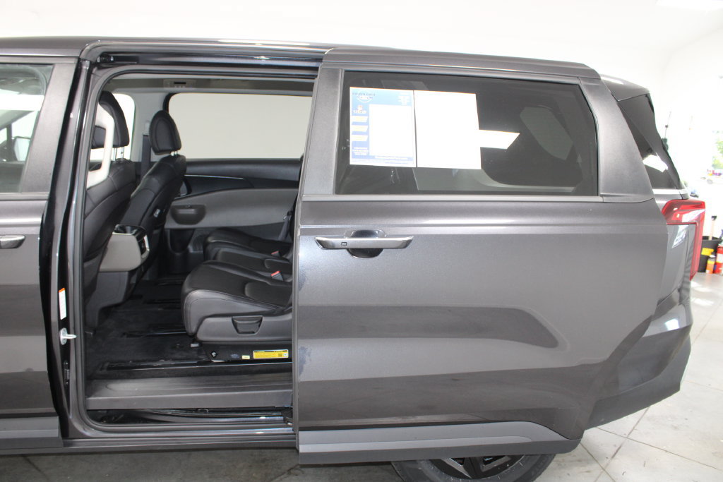 Used 2025 Kia Carnival FWD image 19