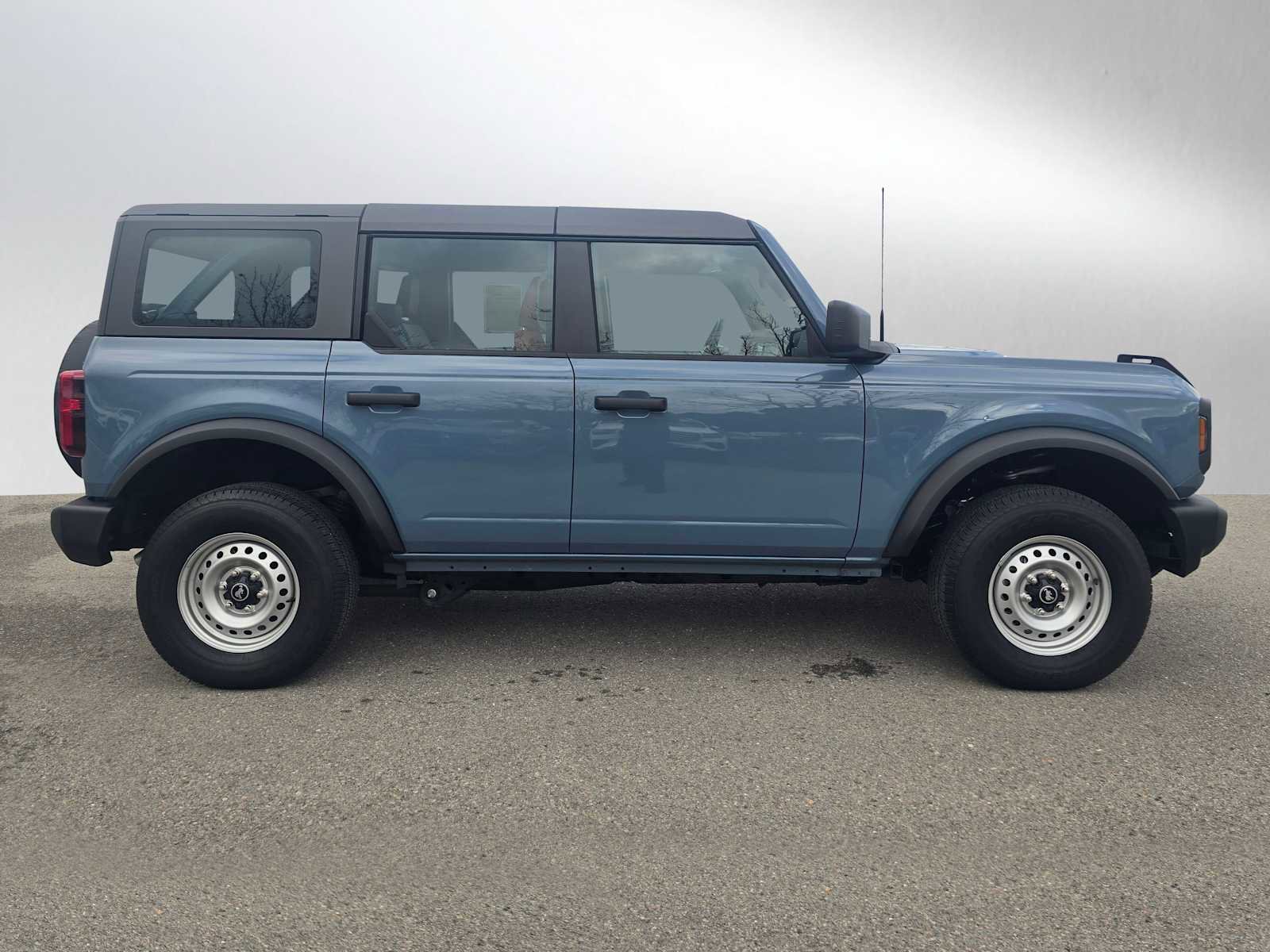 Used 2025 Ford Bronco Base image 2