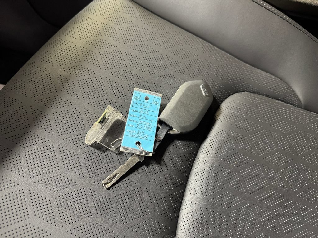 Certified 2026 Kia Carnival FWD image 32