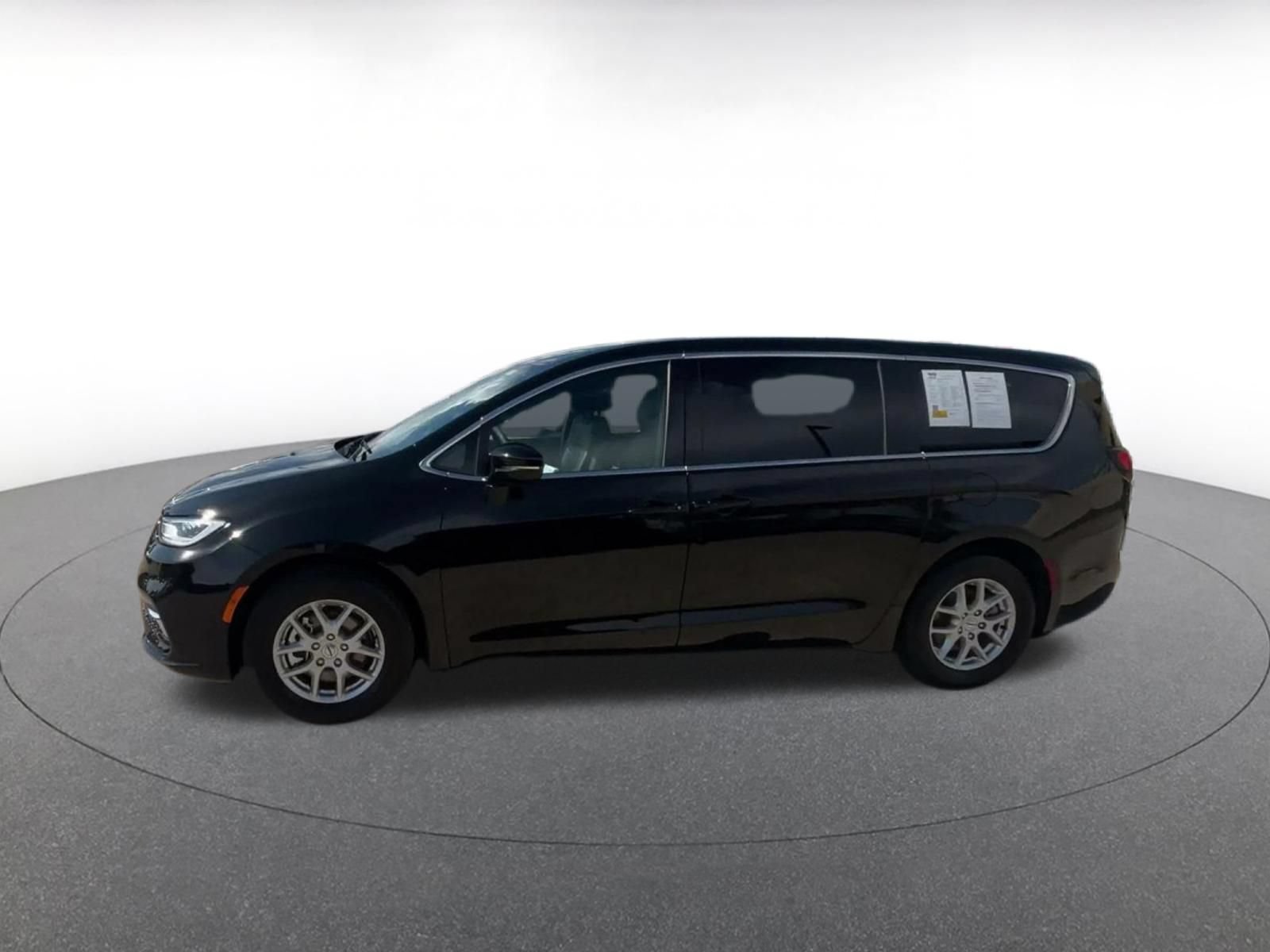 Used 2025 Chrysler Pacifica Select FWD image 8