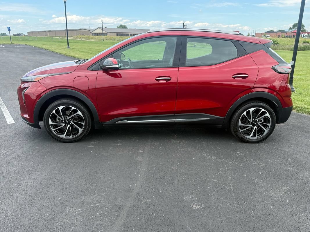Used 2022 Chevrolet Bolt EUV Premier w/ Sun & Sound Package FWD image 8