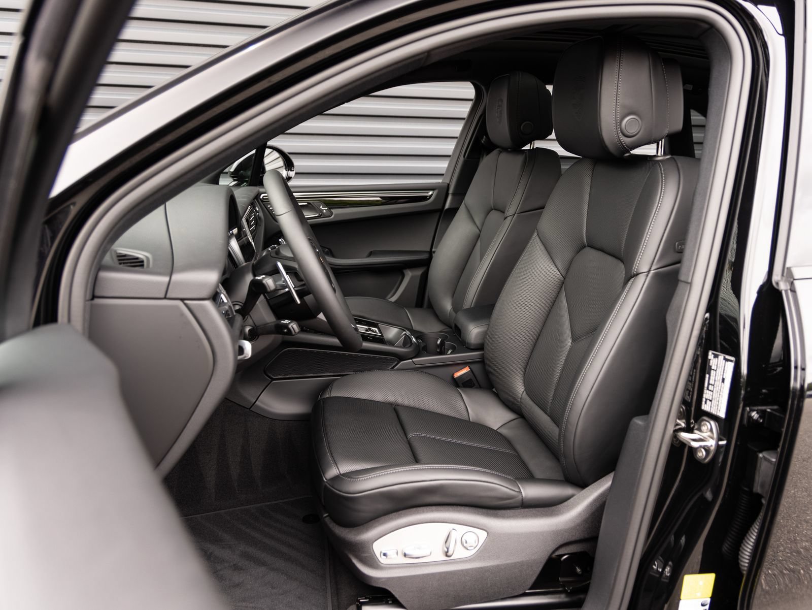 Certified 2026 Porsche Macan AWD/4WD image 5