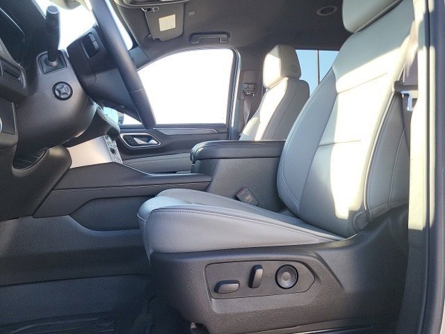 Used 2024 GMC Yukon SLT w/ SLT Luxury Package image 9