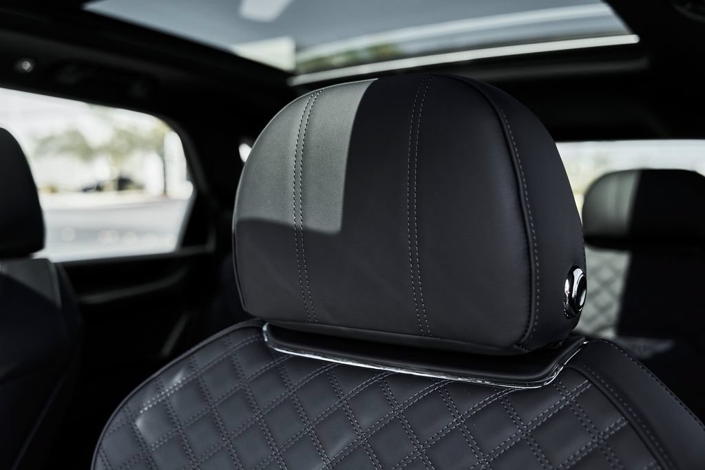 Used 2025 Bentley Bentayga AWD/4WD image 46