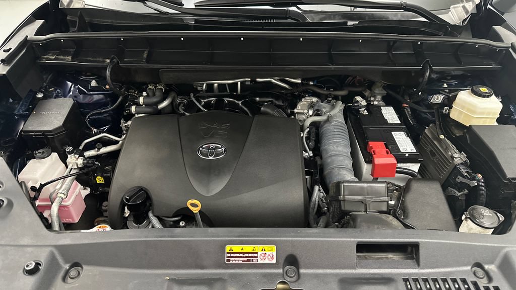Used 2022 Toyota Highlander XLE AWD/4WD image 11