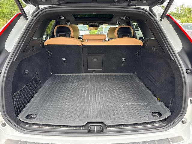 Used 2019 Volvo XC60 T5 Momentum w/ Multimedia Package AWD/4WD image 14