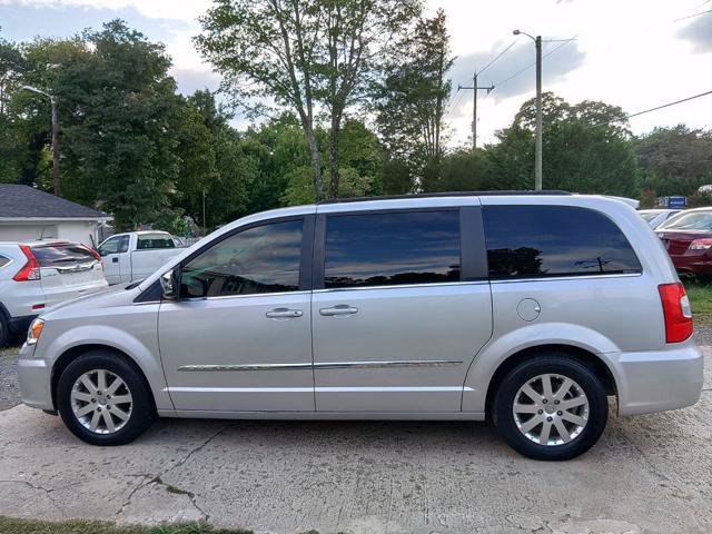 Used 2011 Chrysler Town & Country Touring-L w/ Entertainment Group #2 FWD image 3