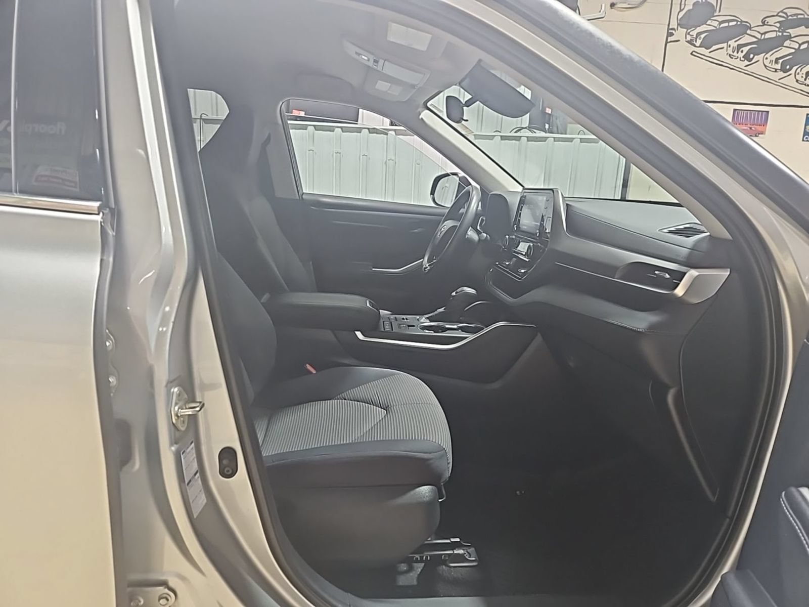 Used 2020 Toyota Highlander LE AWD/4WD image 8