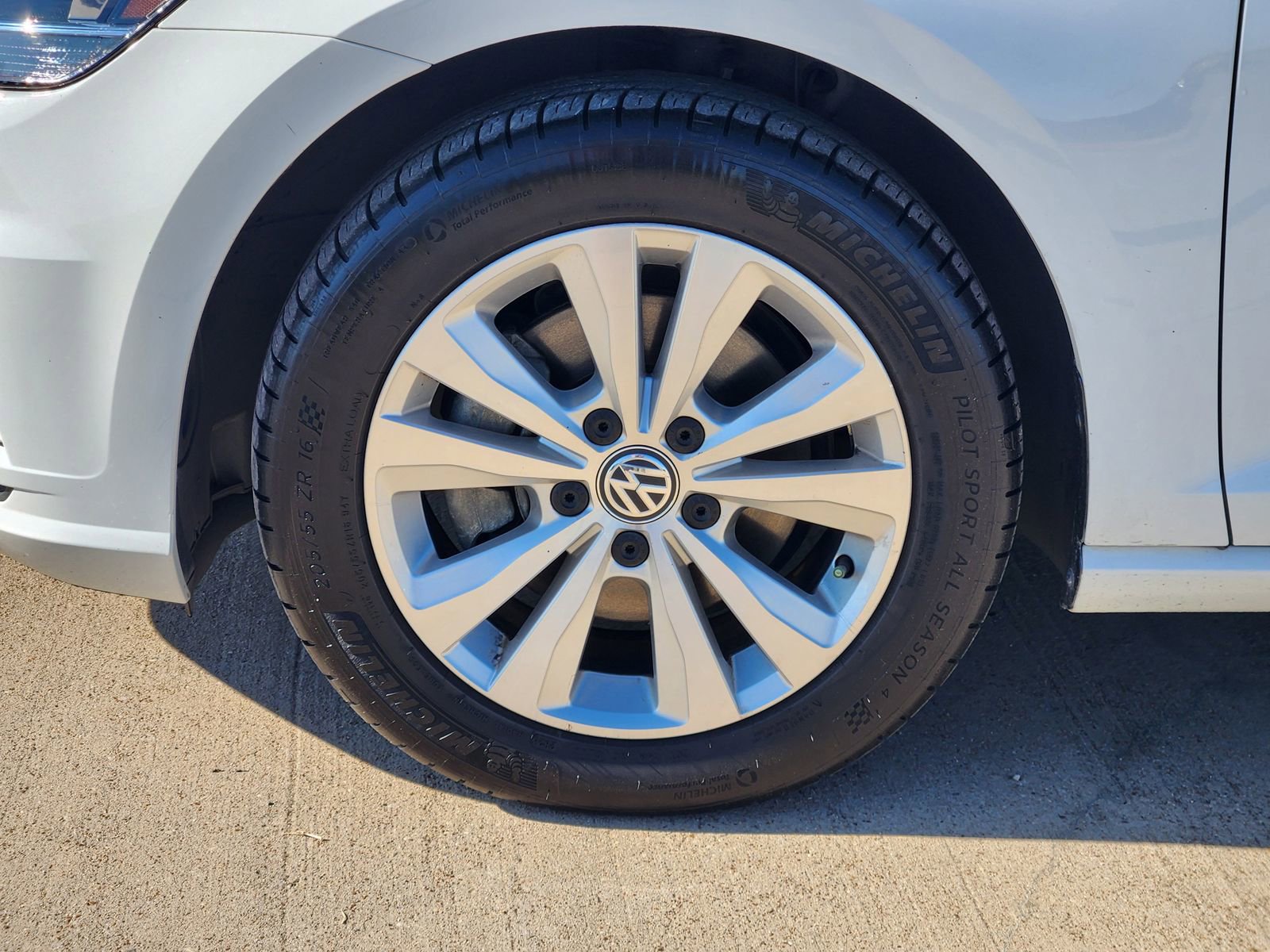 Used 2021 Volkswagen Golf 4-Door image 12