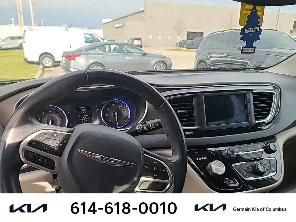 Used 2018 Chrysler Pacifica Touring-L image 8