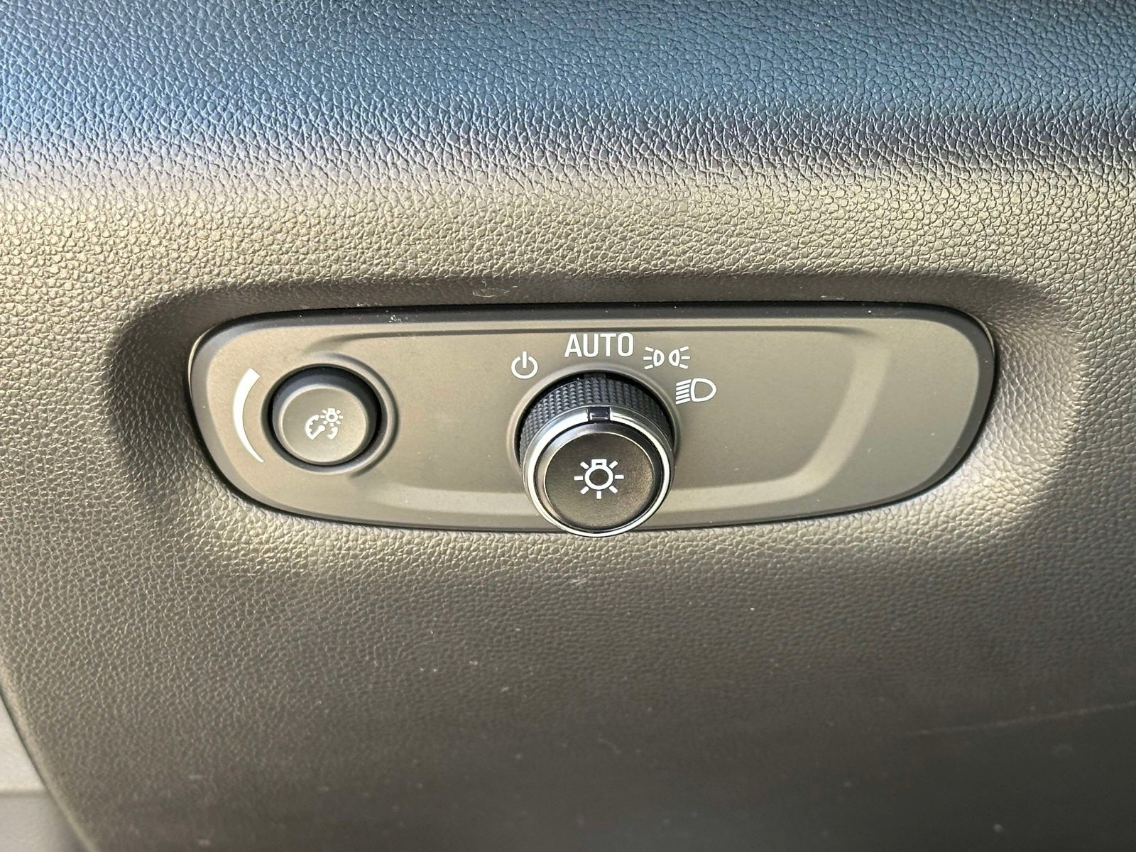 Used 2023 Chevrolet Traverse LT FWD image 21
