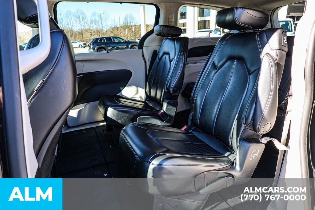 Used 2023 Chrysler Pacifica Touring-L image 21