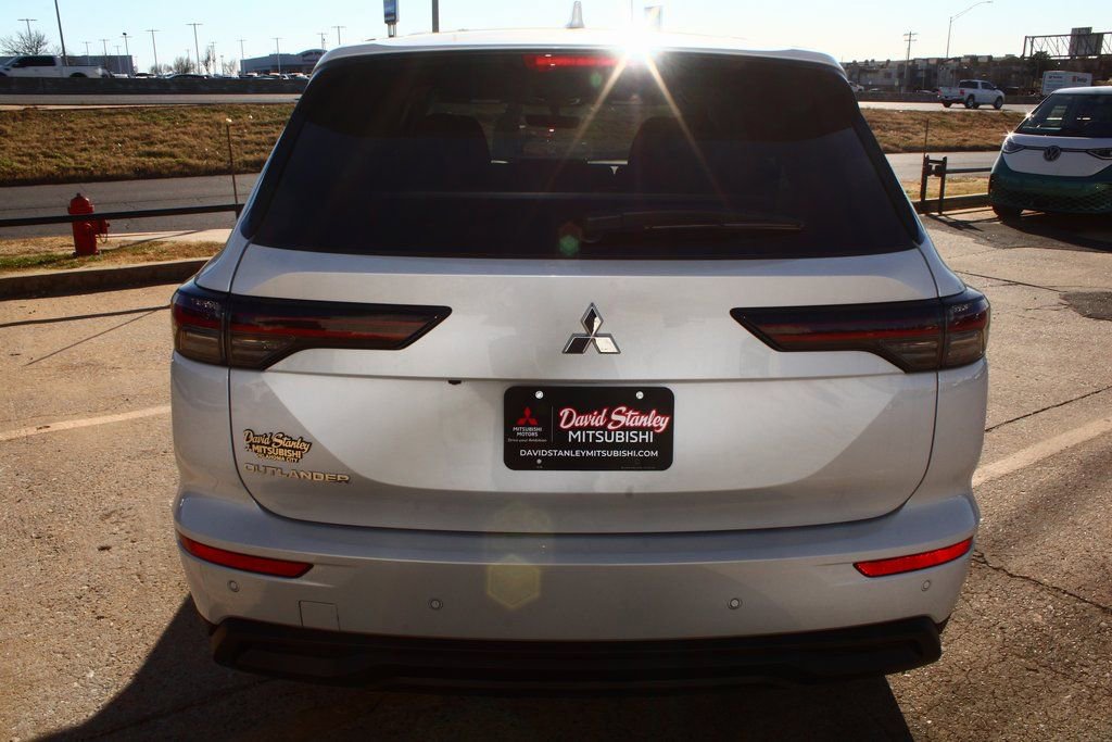 New 2026 Mitsubishi Outlander ES image 8