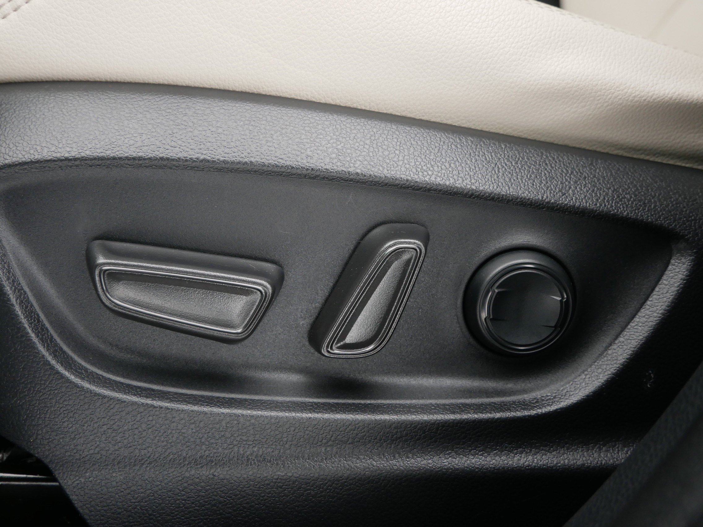 Used 2022 Toyota Corolla Cross XLE image 19