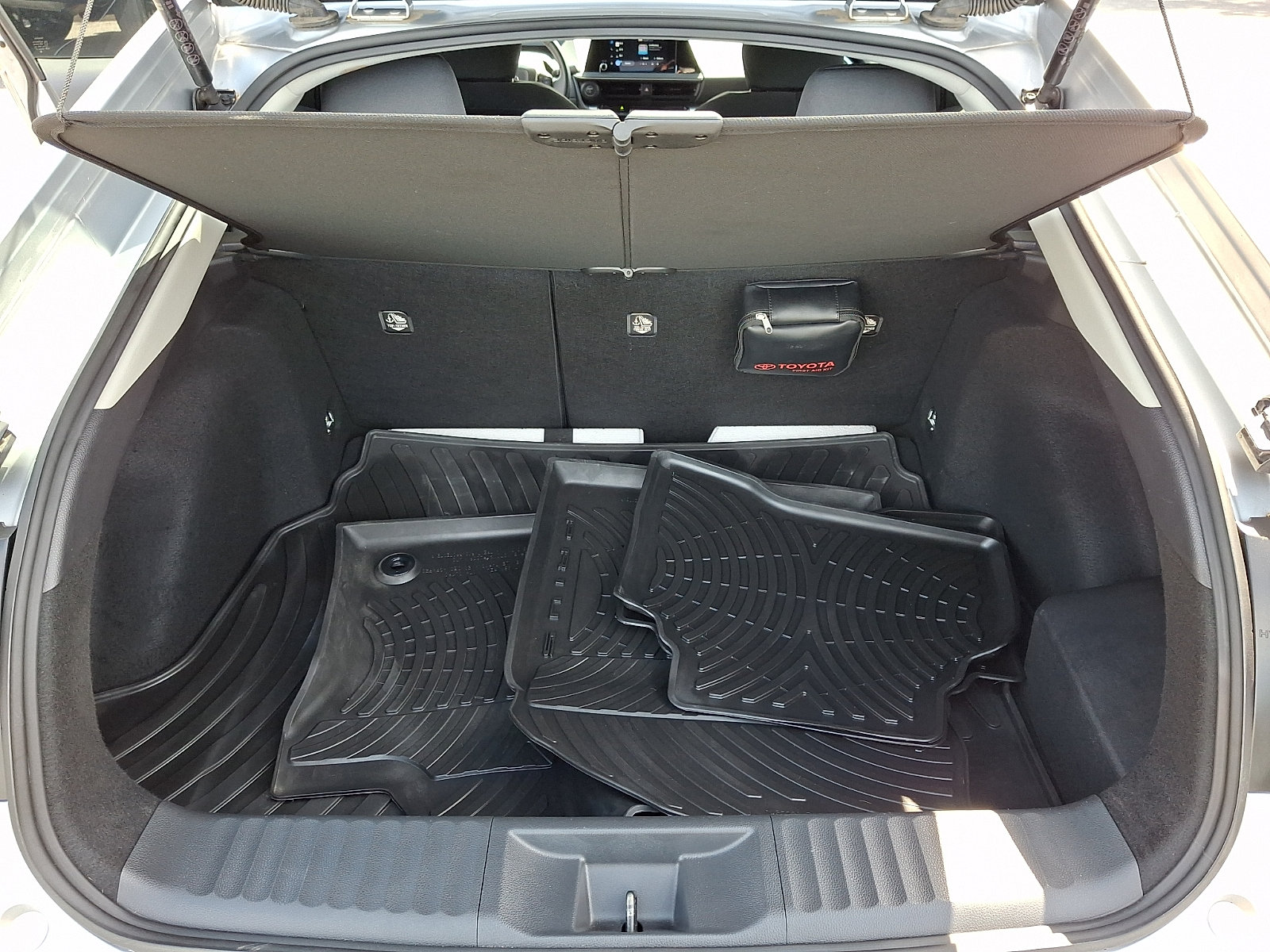 Used 2024 Toyota Prius LE AWD/4WD image 28