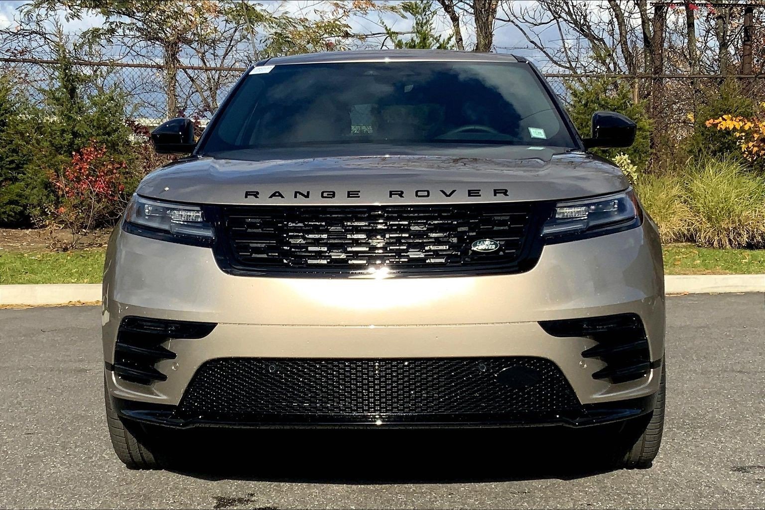 New 2026 Land Rover Range Rover Velar Dynamic SE image 3