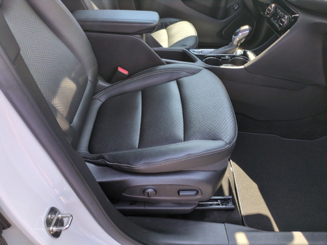 Used 2022 Buick Encore GX Essence w/ Experience Buick Package AWD/4WD image 32