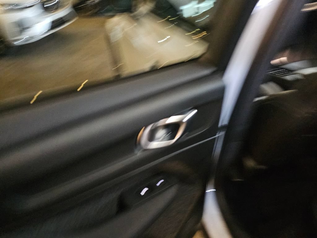 Certified 2025 Volvo XC40 B5 Ultra AWD/4WD image 13