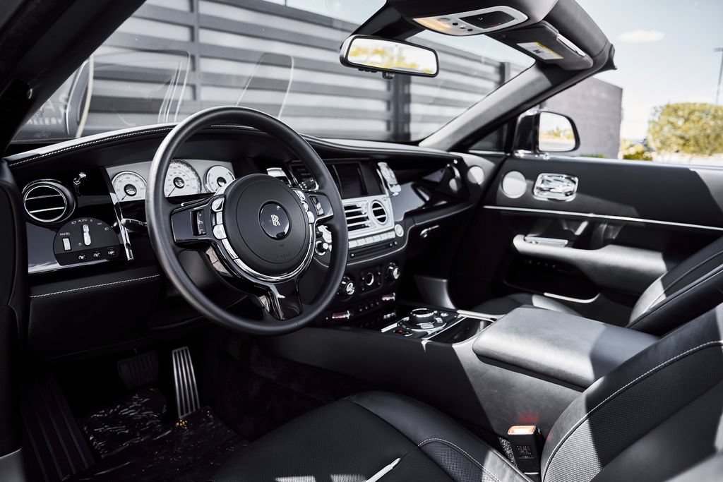 Used 2018 Rolls-Royce Dawn RWD image 2