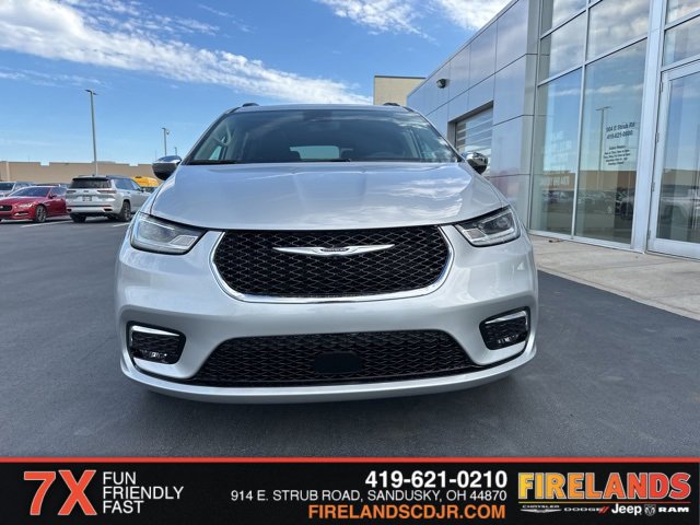 Used 2023 Chrysler Pacifica Limited w/ Uconnect Theater Family Group image 2