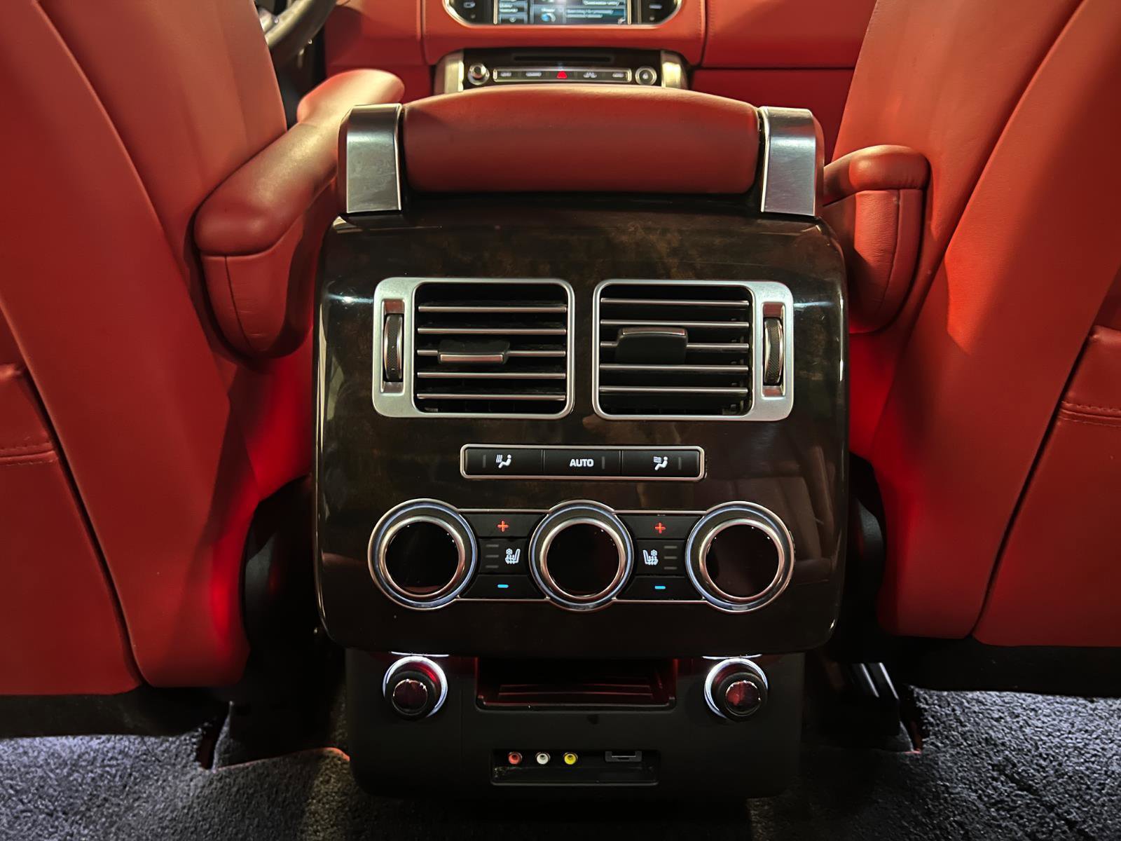 Used 2015 Land Rover Range Rover Autobiography image 32