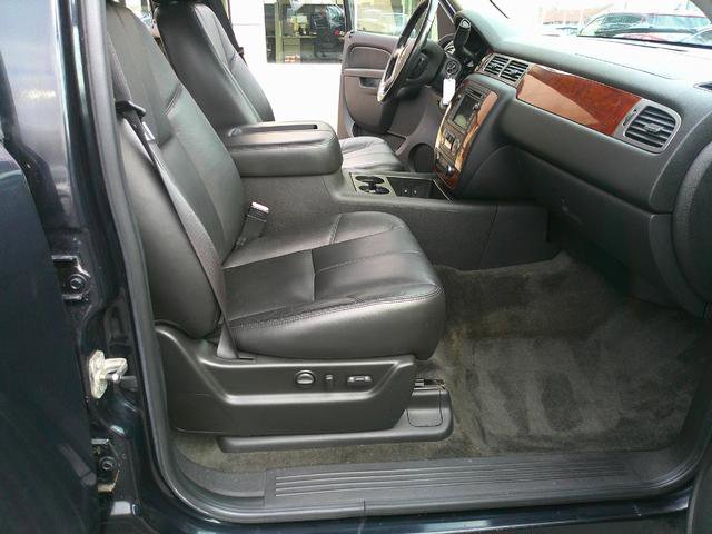 Used 2011 Chevrolet Suburban LT image 6