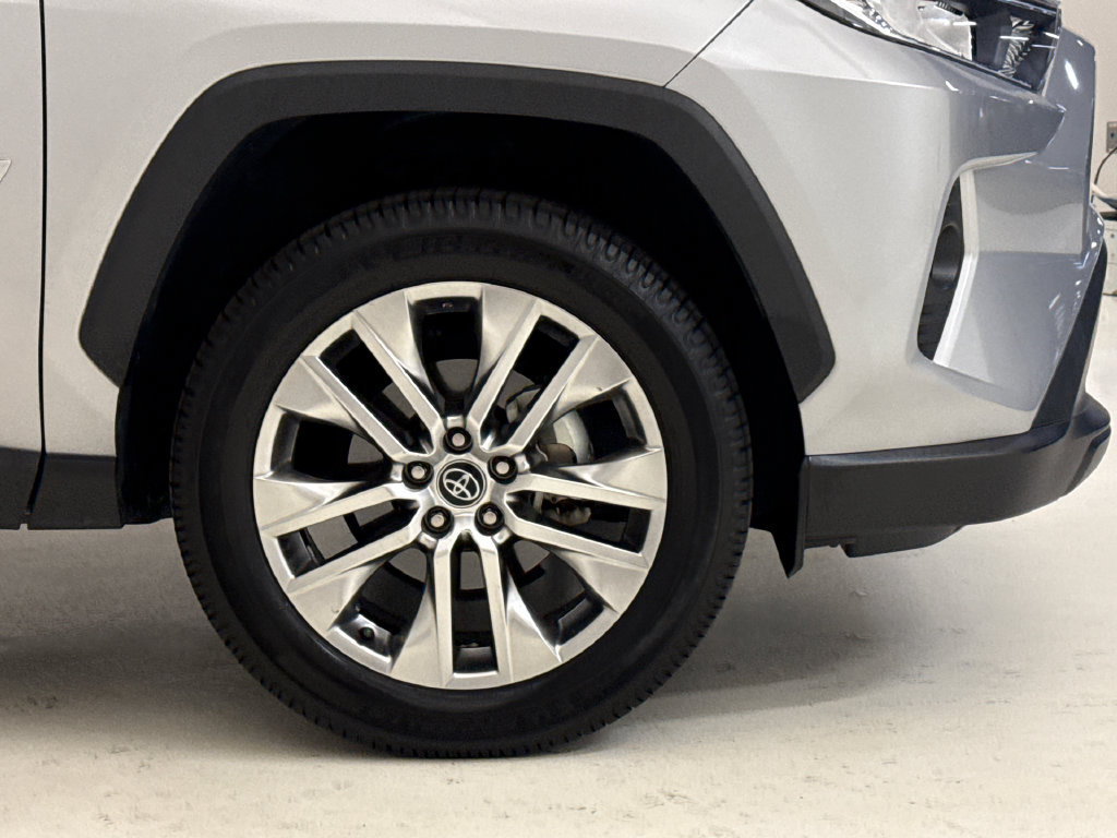 Used 2020 Toyota RAV4 XLE Premium FWD image 6